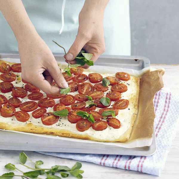 Schnelle Pizza mit Schafskäsecreme und Tomaten Rezept | Küchengötter