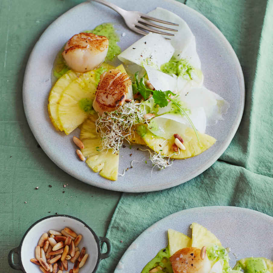 Kohlrabi-Ananas-Carpaccio mit Jakobsmuscheln Rezept | Küchengötter