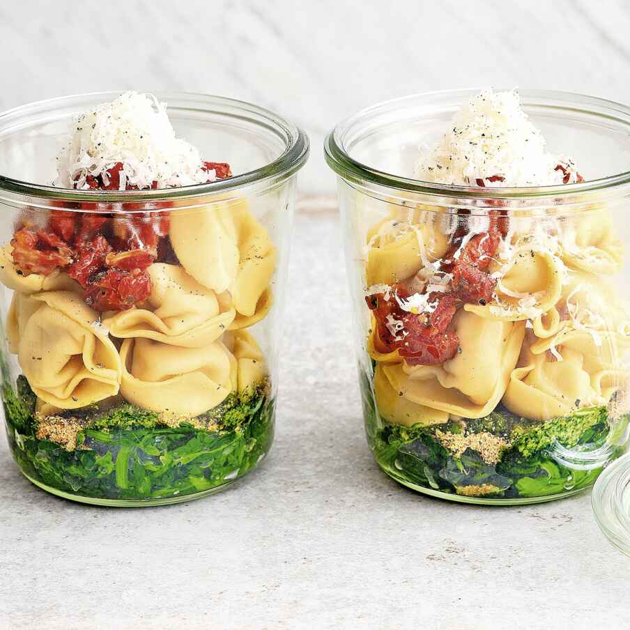 Tortellini-Suppe mit Spinat im Glas Rezept | Küchengötter