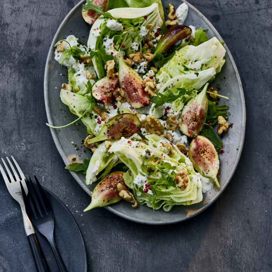 Eisbergsalat mit Blauschimmel-Dressing Rezept | Küchengötter