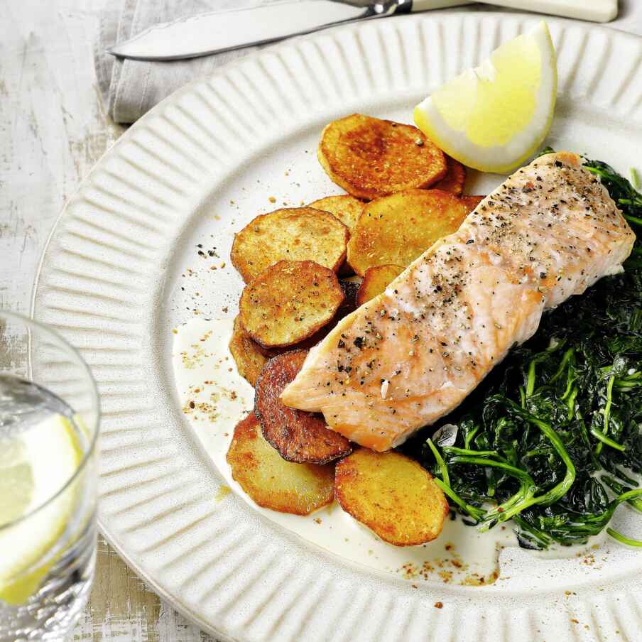 Lachsfilet mit Blattspinat und Röstkartoffeln Rezept | Küchengötter