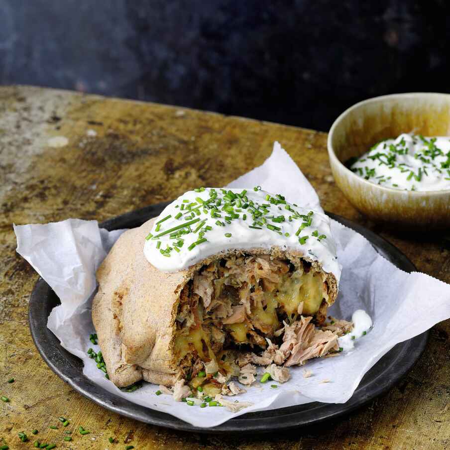 Handbrot mit Thunfisch-Füllung und Dip Rezept | Küchengötter