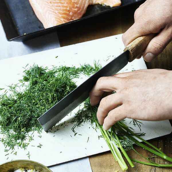 Selbst gebeizter Lachs mit Dill und Gewürzen Rezept | Küchengötter