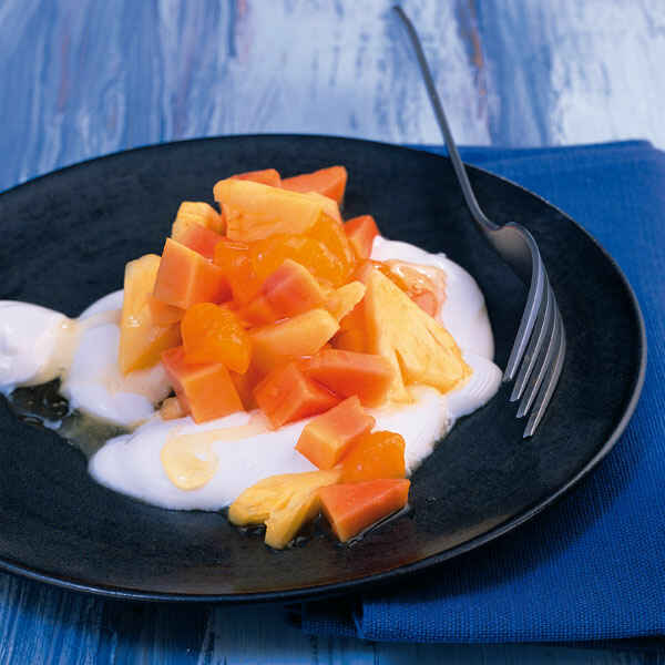 Exotischer Obstsalat mit Kokos-Limetten-Joghurt Rezept | Küchengötter