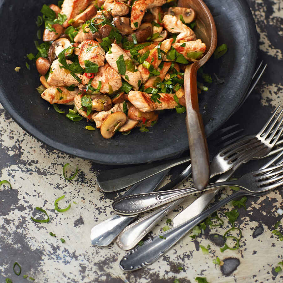 Pilzsalat mit Putenbruststreifen Rezept | Küchengötter