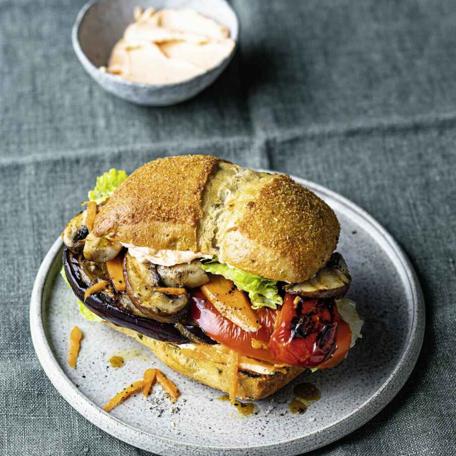 Gemüseburger mit Aubergine und Paprika Rezept | Küchengötter