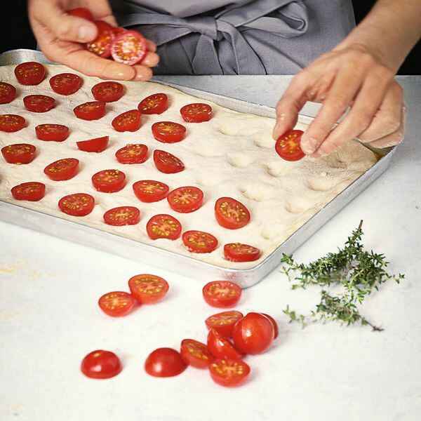 Focaccia mit Kirschtomaten und Parmesan Rezept | Küchengötter