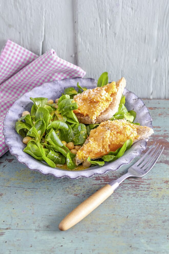 Feldsalat mit Hummus-Toast Feldsalat mit Hummus-Toast