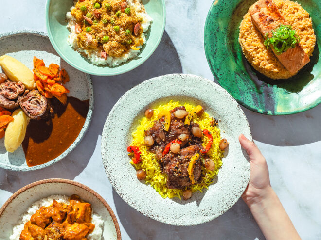 Gerichte von getvoila lassen sich einfach zubereiten und sind einfach köstlich. Mike Süssers Rinderroulade, Asma Khans Indisches Curry mit Huhn und vegetarisch, Anton Schmaus' Teriyaki Lachs mit Dashi-Risotto, Thomas Bühners Coq au Vin