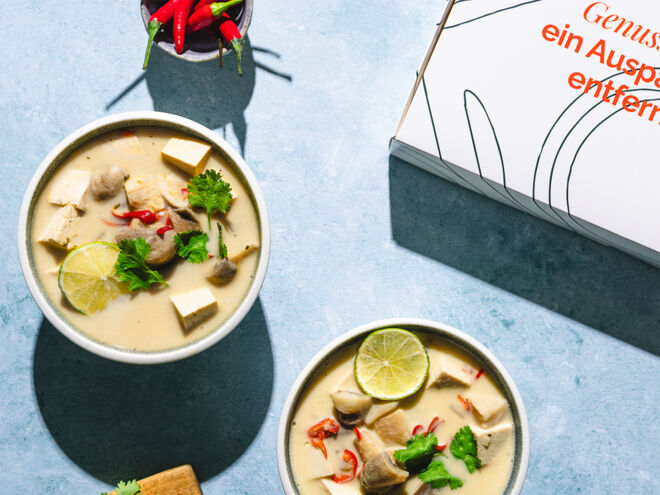 Thailändische Tom Kha Suppe mit Tofu von der ehemaligen Sterneköchin Dalad Kambhu Thailändische Tom Kha Suppe mit Tofu von ehem. Sterneköchin Dalad Kambhu
