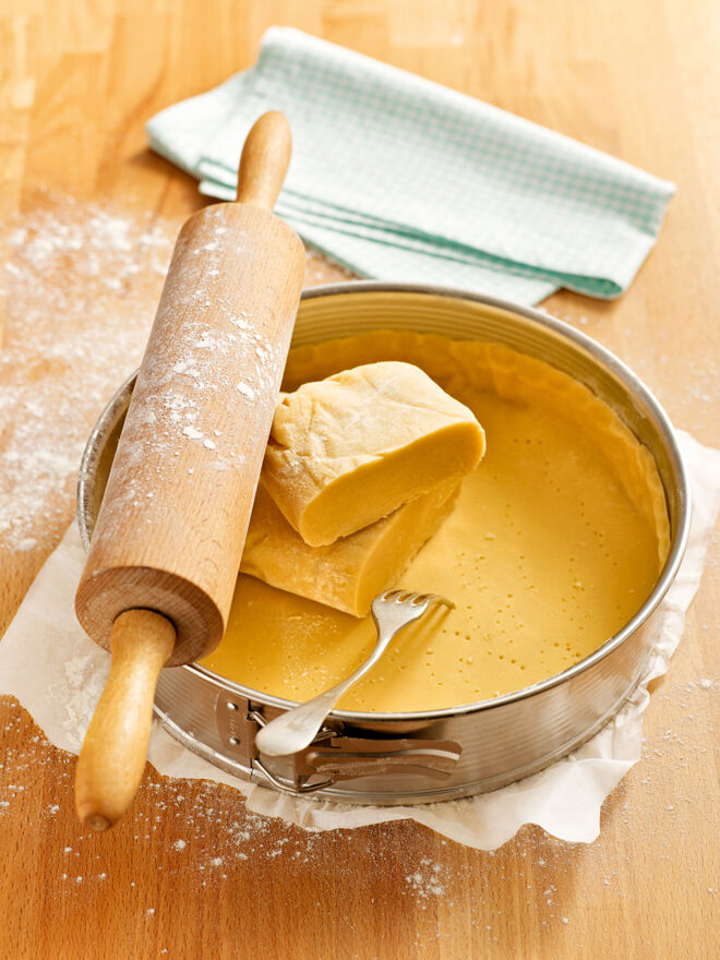 Tortenglück, Mürbeteig in der Form, wird mit Gabel eingestochen Kuchen Unterseite Rezepte Mürbeteig