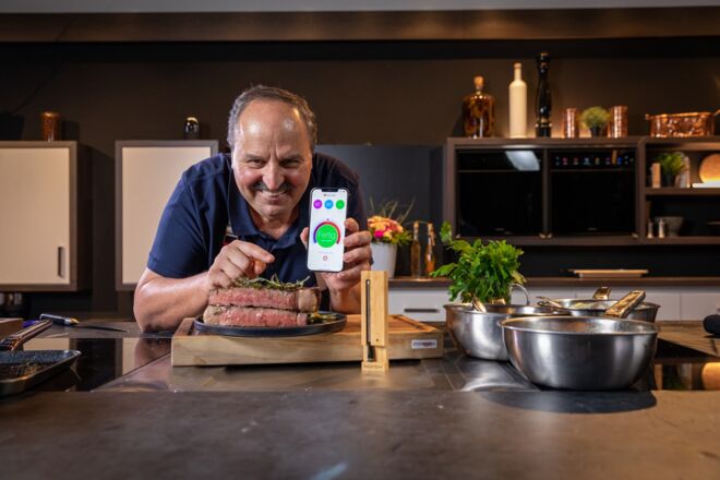Auch Starkoch und Grillprofi Johann Lafer vertraut auf die smarten Küchenhelfer LaferxMEATER