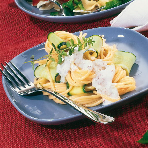 Spaghetti mit Zucchini-Streifen in Nuss-Sauce Rezept | Küchengötter