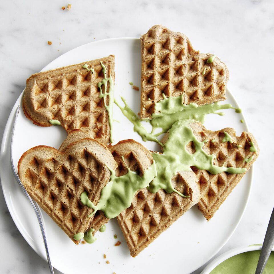 Buchweizenwaffeln mit Gerstengrasquark Rezept | Küchengötter