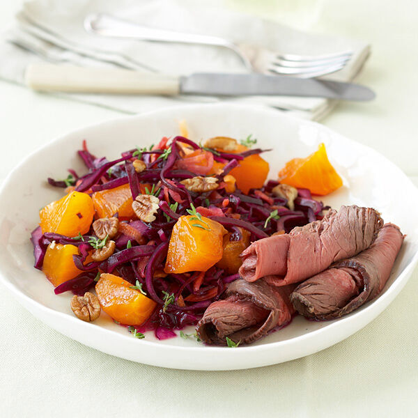 Rotkohl-Kaki-Salat mit Roastbeef