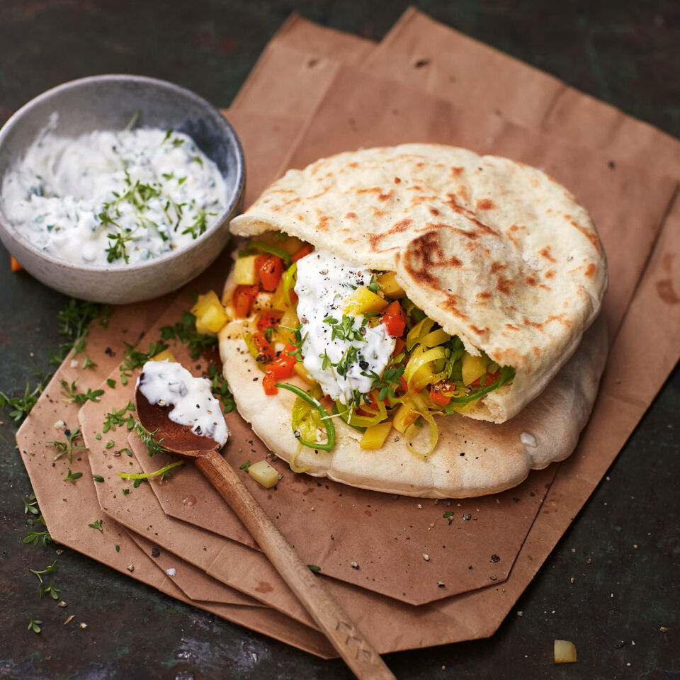 Suppengrün-Salat im Pitabrot mit Pfeffer-Feta-Creme Rezept | Küchengötter