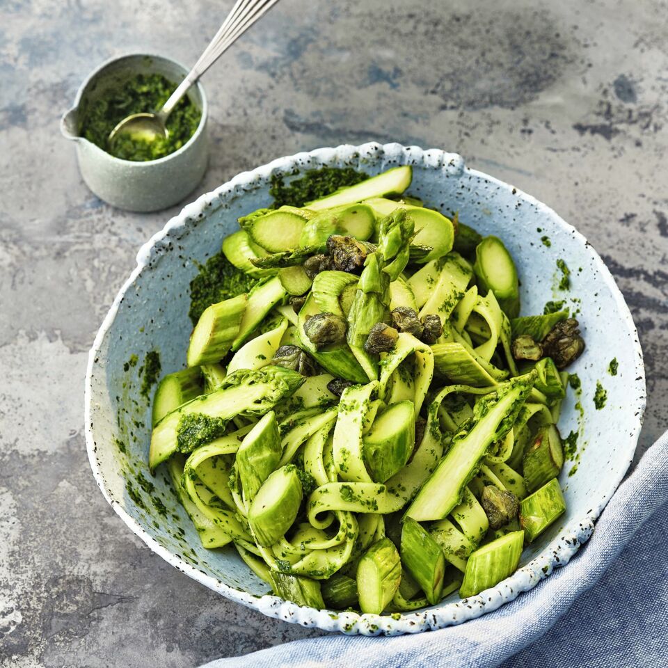 Tagliatelle mit grünem Spargel und Kapern Rezept | Küchengötter