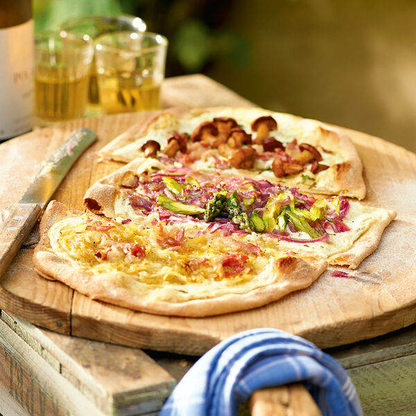 Flammkuchen mit grünem Spargel Rezept | Küchengötter