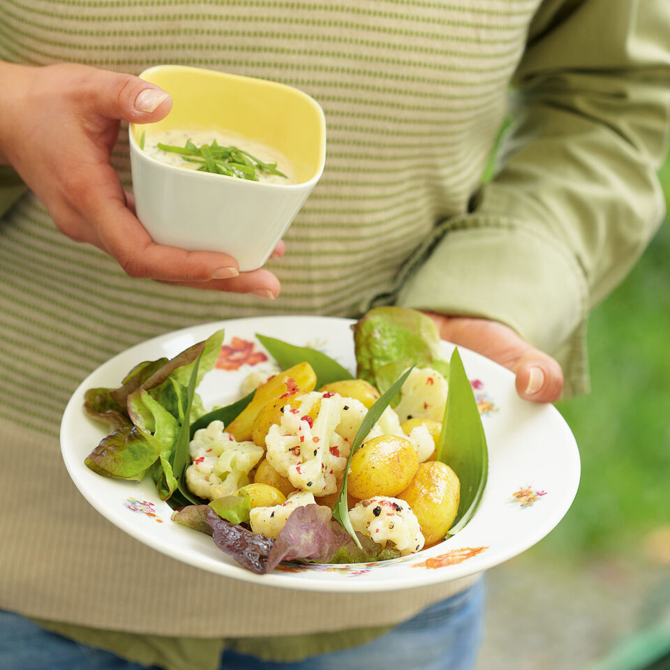 Salat mit Blumenkohl und Bärlauchdressing Rezept | Küchengötter