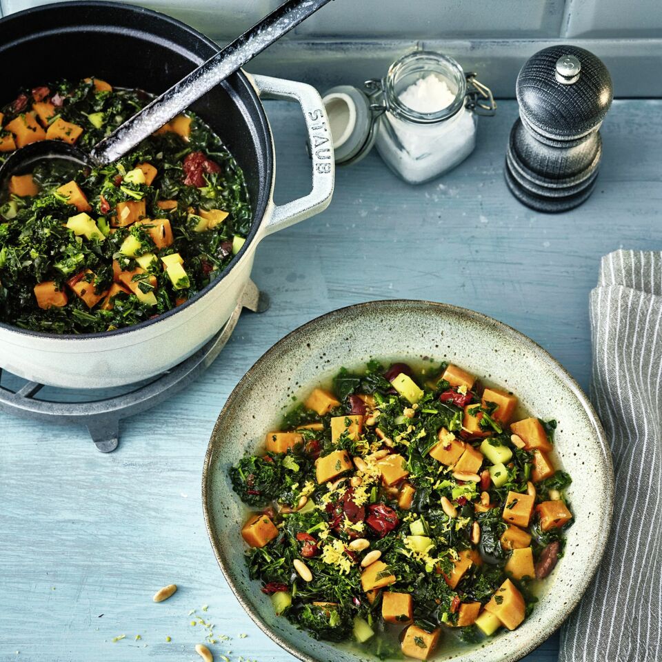 Süsskartoffel-Grünkohl-Eintopf mit Zitrone und Pinienkernen Rezept ...