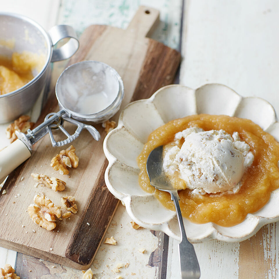 Maple-Walnut-Eis mit Chai-Apfelmus Rezept | Küchengötter