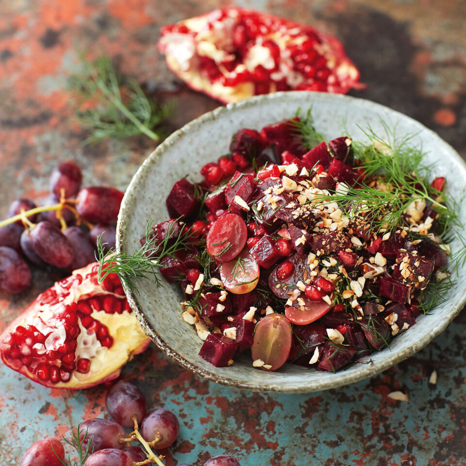 Rote-Bete-Haselnuss-Salat mit Granatapfel-Dressing Rezept | Küchengötter