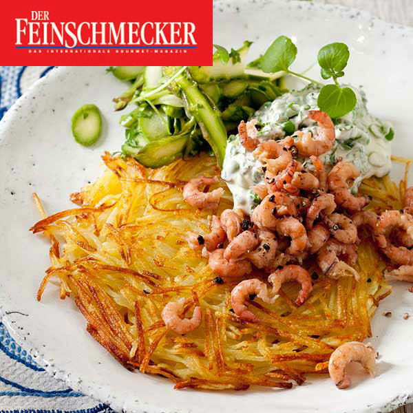 Kartoffelrösti mit grünem Spargel, Erbsen-Crème-fraîche und Krabben ...