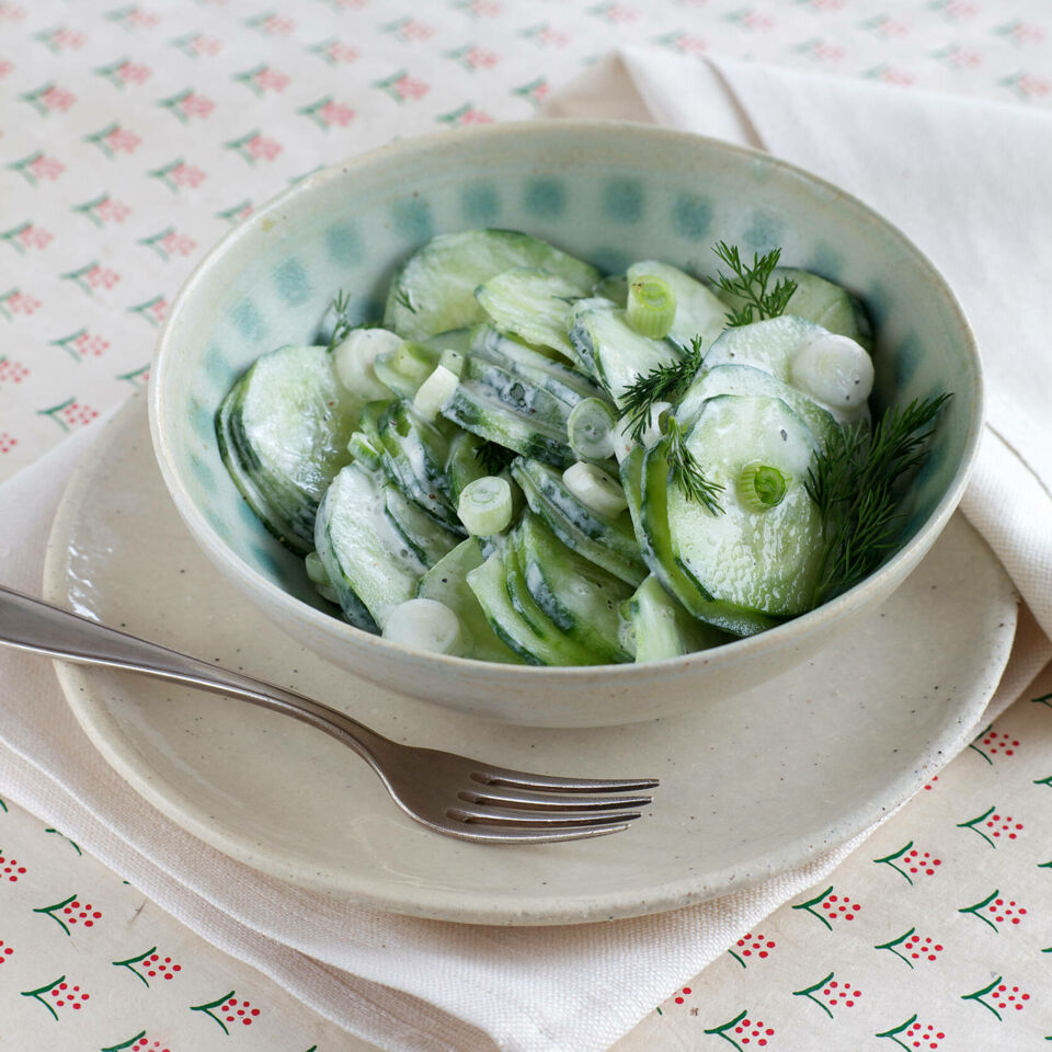 Gurkensalat mit Frühlingszwiebeln Rezept | Küchengötter